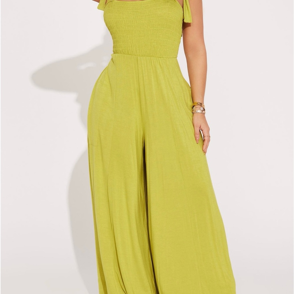 Chartreuse Wide leg jumpsuit. Stretchy material.💚💛